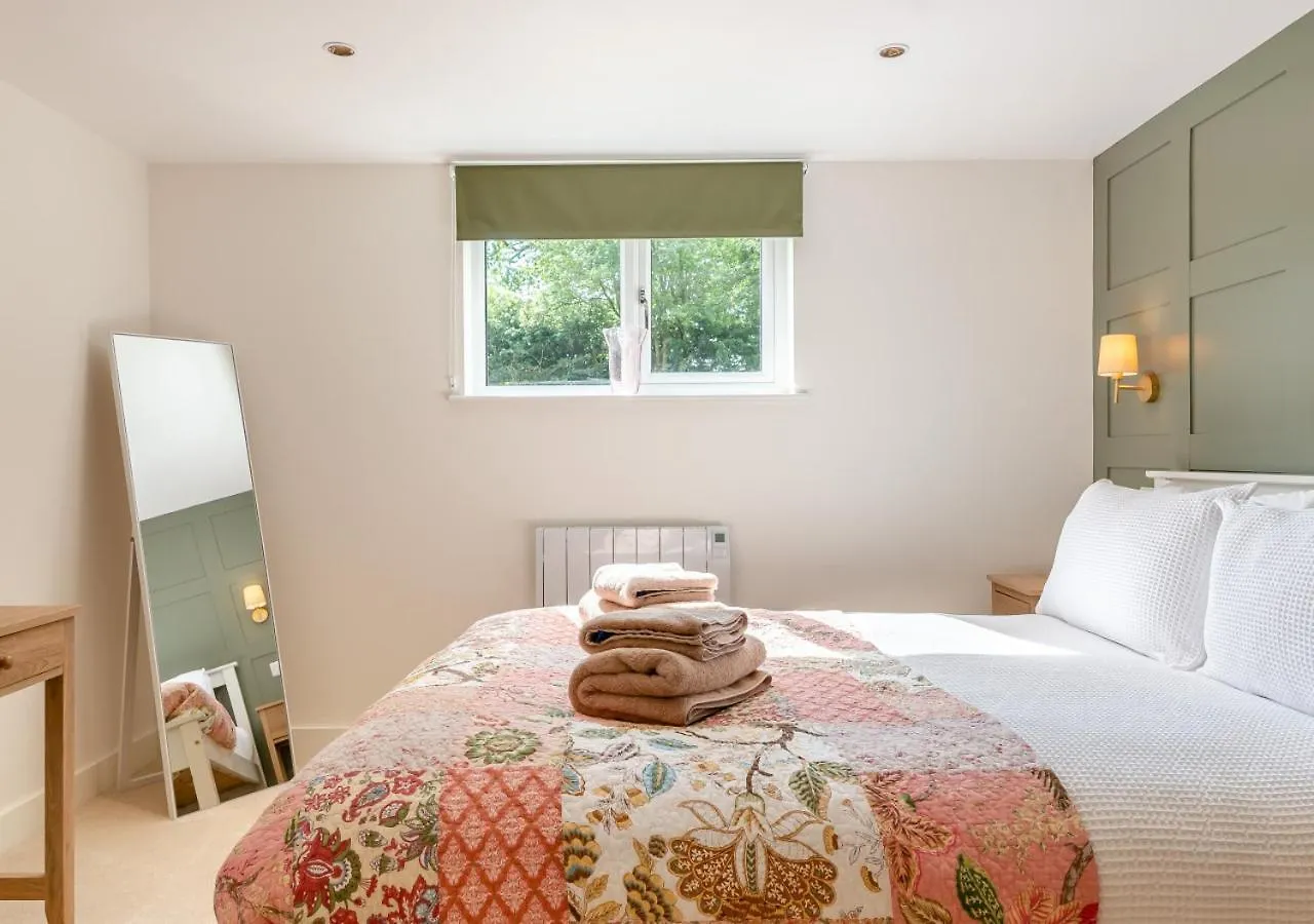 Bluebell Farm - The Cabin Shurdington 0*,  United Kingdom